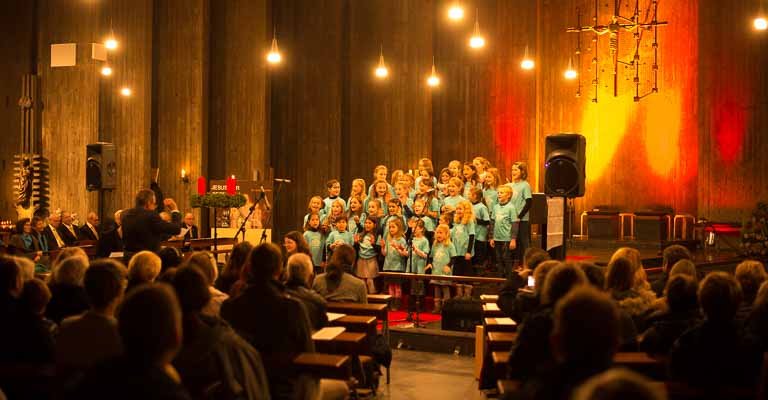 Kinderchor beim Adventskonzert 2018 in der katholischen Kirche St. Albertus Magnus Leverkusen Waldsiedlung (c) Dr. Josef Simons