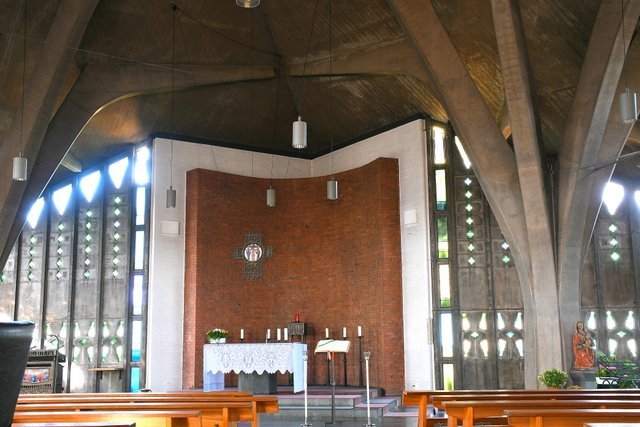 Die Pfarrkirche St. Johannes der Täufer in Leverkusen-Alkenrath (c) Gan